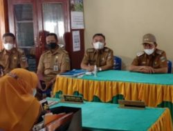 Wabup Pesibar Monitoring Ujian Sekolah Dasar di Pesisir Tengah
