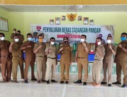 Bupati Mesuji Bagikan Bantuan Beras ke 177 Kepala Keluarga Desa Aji Jaya