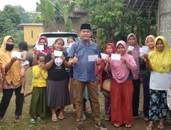 Ketua PAN Pesawaran Bagikan Sembako dan Zakat Mal ke Kaum Duafa dan Anak Yatim