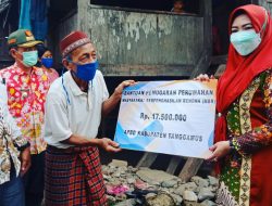 Bupati Tanggamus Berikan Bantuan Bedah Rumah di Dua Pekon