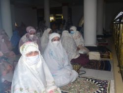 Dewi Handajani Ikuti Salat Idul Fitri di Masjid Al Islah