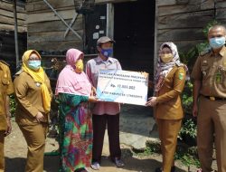 Bupati Tanggamus Berikan Bantuan Bedah Rumah dan Paket Sembako