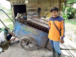 Tenaga Honorer Pengangkut Sampah Keluhkan Gerobak Usang dan Gaji Menurun