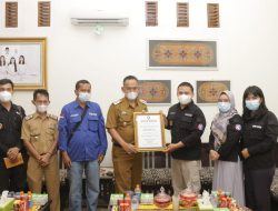 Wabup Pringsewu Terima Piagam Penghargaan Atas Apresiasi Dukungan Perkembangan Media Massa