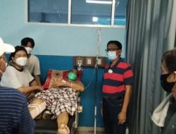 Agus Istiqlal Besuk Kapolsek Pesisir Tengah di RSUAM Bandar Lampung
