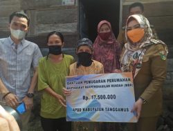 Bupati Tanggamus Beri Bantuan Bedah Rumah di Pekon Sanggi