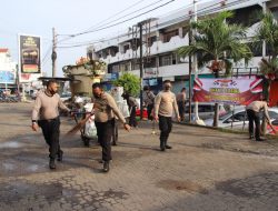 Jelang HUT Bhayangkara ke-75, Polres Pringsewu Gelar Baksos Bersihkan Lingkungan