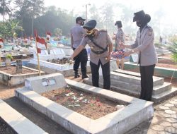 Kapolres Pringsewu Ziarah ke Makam Pahlawan Bahagia