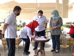 Bupati Tanggamus Tandatangani Penyerahan Aset Jembatan Gantung dari Kementerian PUPR