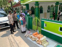 Polres Pringsewu Bagikan 80 Paket Sembako ke Masyarakat Terdampak Covid-19