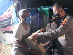 Gelar Patroli Skala Besar, Polda Lampung Bagikan Sembako ke Masyarakat
