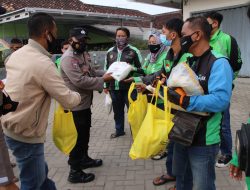 Polres Pringsewu dan IMM Bagikan Sembako ke Ojol