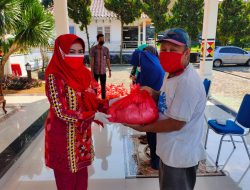 Bupati Tanggamus Beri Bantuan Sembako ke Petugas Kebersihan