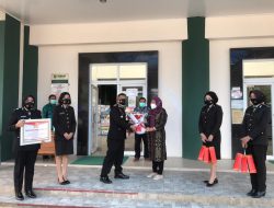 Hari Bhayangkara ke-75, Kapolres Pringsewu Berikan Penghargaan kepada Nakes
