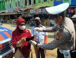Satgas Covid-19 di Posko PPKM Pasar Sari Nongko Bagikan Masker ke Warga