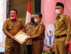 Pemkab Pesibar Raih Penghargaan dari Gubernur