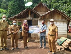 Bupati Tanggamus Serahkan Bantuan Bedah Rumah di Dua Kecamatan