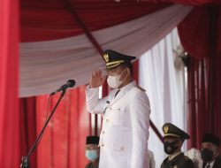 Wabup Pringsewu Pimpin Upacara Penurunan Bendera HUT RI ke-76