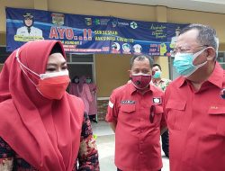 Dewi Handajani Tinjau Vaksinasi Masyarakat di Puskesmas Rawat Inap Talang Padang