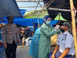 Tim Gugus Tugas Rapid Tes Antigen Secara Acak di Pasar Pagelaran