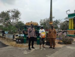 Polres Pringsewu Salurkan Bansos ke Pengurus Makam