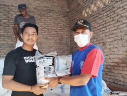 Kades Sukadadi Serahkan Bantuan Bibit Padi ke 6 Kelompok Tani