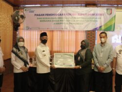 Pemkab Pringsewu Terima Penghargaan Dari BPJS Ketenagakerjaan