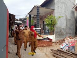 Eva Dwiana Tinjau Program Bedah Rumah Warga