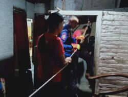 Damkar Pringsewu Evakuasi Kucing Tercebur Sumur