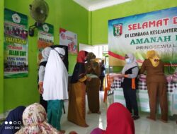Riana Sari Berikan Mukena Untuk Siswa Sekolah Lansia LKS Amanah Bunda Pringsewu