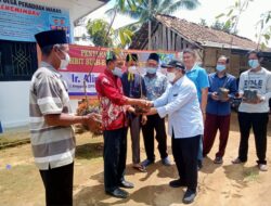 Kunker ke Desa Peraduan Waras, Anggota DPR RI dari PAN Serahkan Seribu Bibit Buah-buahan