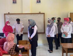 Dewi Handajani Tinjau Vaksinasi Pelajar Usia 6-11 Tahun di Dua Sekolah Dasar