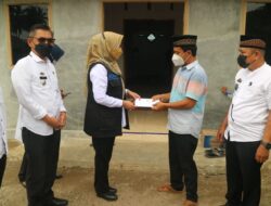 Bupati Tanggamus Serahkan Bantuan Musala di Way Gelang
