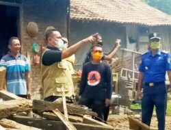 Fauzi Beri Bantuan Korban Rumah Tertimpa Pohon