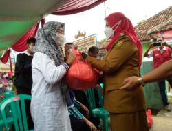 Pemkot Serahkan 1.052 Sembako ke Warga Bakung Terdampak TPA