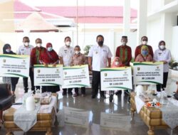 Gubernur Serahkan Bantuan Baznas ke 100 UMKM