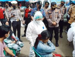 Tekan Virus Omicron, Kapolres Pesawaran dan Satgas Covid-19 Imbau Pedagang Pasar Gedong Tataan