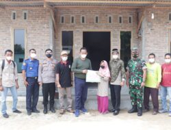 Wabup Pringsewu Berikan Bantuan 2 Korban Kebakaran di Wonodadi