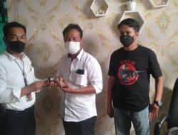 Ketua LSM Gencar Serahkan Senpi Rakitan ke Polres Pesawaran