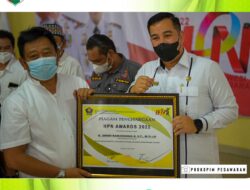 Bakti Sosial DPC, Ketua DPD KWRI Serahkan Piagam Penghargaan HPN Award ke Dendi Ramadhona