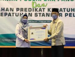 Pemkab Tanggamus Terima Penghargaan Predikat Kepatuhan Tinggi Standar Pelayanan 2021 