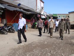 Petugas Gabungan Polres Pringsewu Bersama TNI, Pol PP dan Dinas Koperindag Sidak Pasar Tradisional