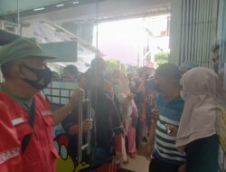 Warga Kemiling Antre Dapat Minyak Goreng di Indomaret
