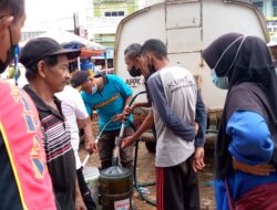 Langka, Ratusan Warga Berebut Minyak Goreng Curah di Pasar Tugu