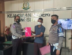 Satlantas Pringsewu Serahkan Berkas Perkara Laka Lantas Tabrak Lari ke Kejari