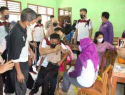 Kapolres Pringsewu dan Ketua DPRD Tinjau Vaksinasi di SDN 1 Margodadi