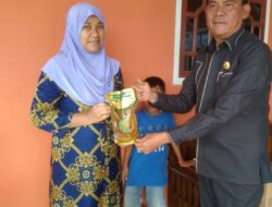 Paisaludin Bagikan Minyak Goreng ke Warga di Tiga Dusun Desa Pujorahayu