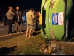 Bus Pembawa Jemaah Umroh Terguling di Jalan Raya Banjaragung