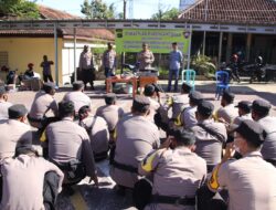 Bhabinkantibmas Polres Pringsewu Beri Pelatihan Pembuatan Minyak Kelapa