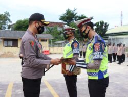 Berprestasi, Dua Personil Satlantas Pringsewu Terima Piagam Penghargaan